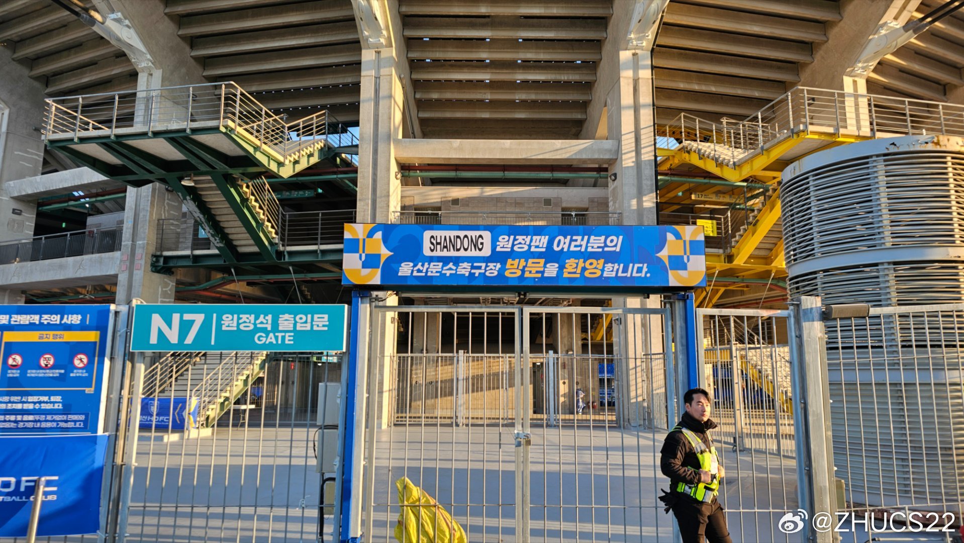 博主：蔚山現(xiàn)場工作人員、轉(zhuǎn)播車、安保在準(zhǔn)備撤場，場外一片安靜