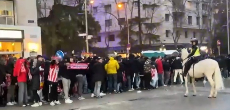 馬競球迷進入伯納烏時向人群投擲雜物，導致安保對其進行脫鞋檢查