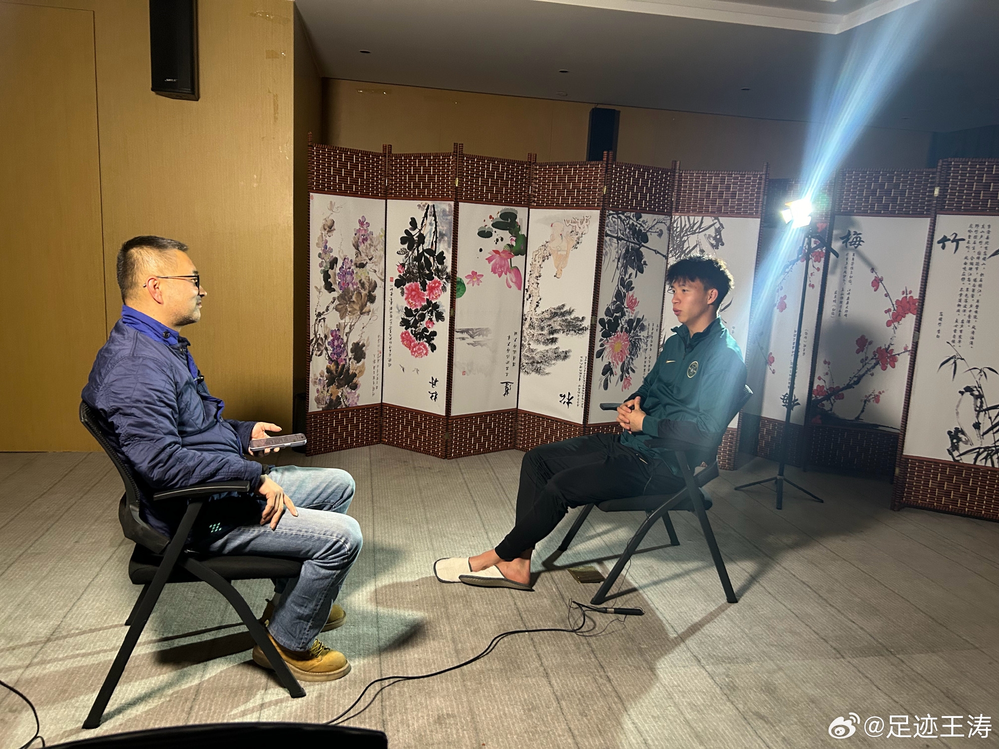 記者：王鈺棟視韋世豪為偶像&想加他微信，現(xiàn)進(jìn)了國(guó)足不知加到?jīng)]