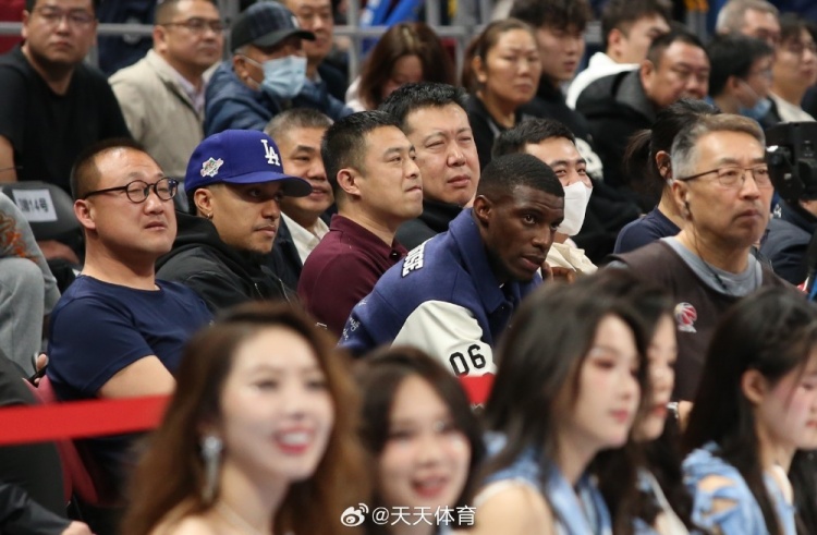 真籃球迷！國(guó)安外援法比奧攜玉昆外援科斯塔來(lái)到五棵松觀戰(zhàn)CBA