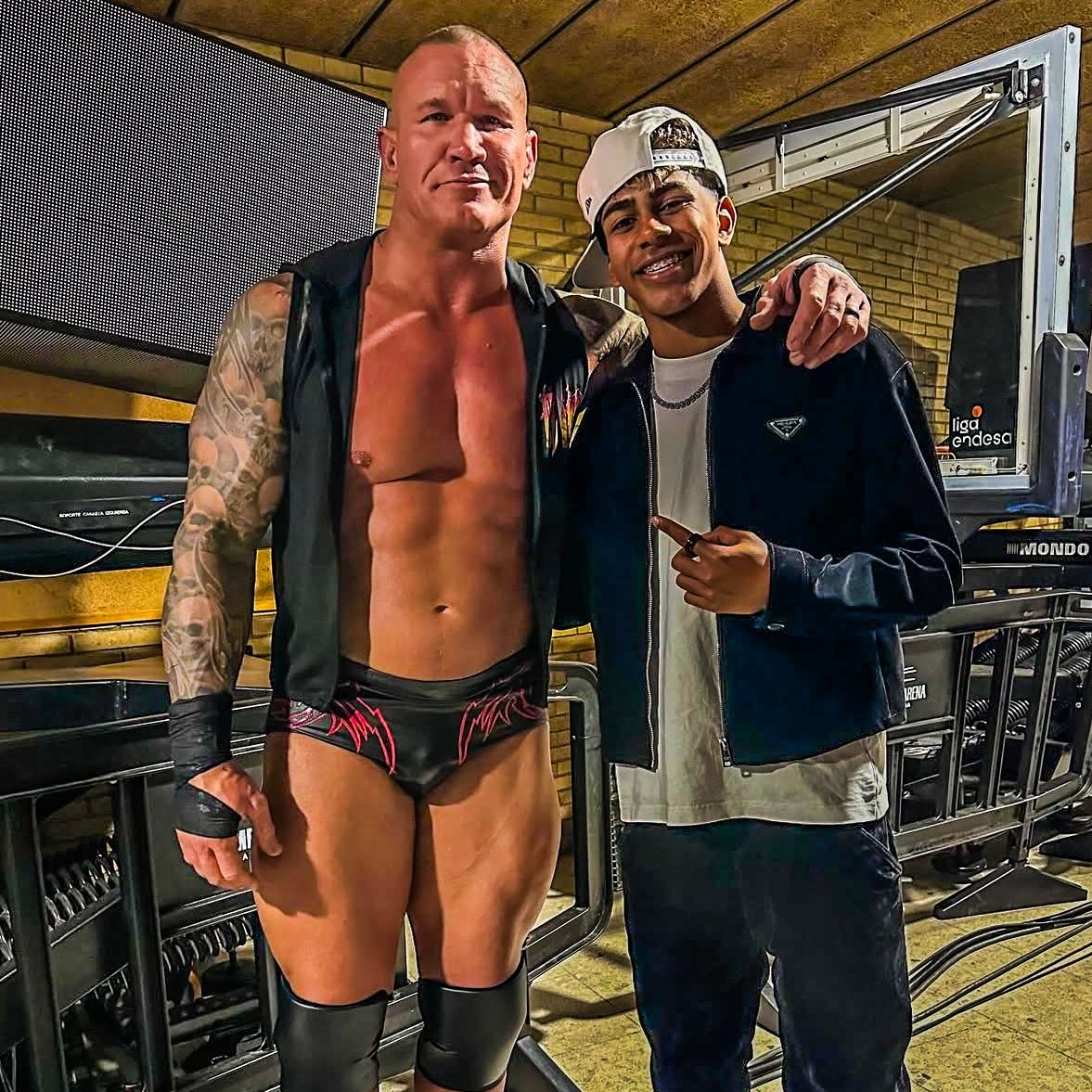 小心RKO！亞馬爾現(xiàn)場觀戰(zhàn)WWE，和奧爾頓、Triple H等合影