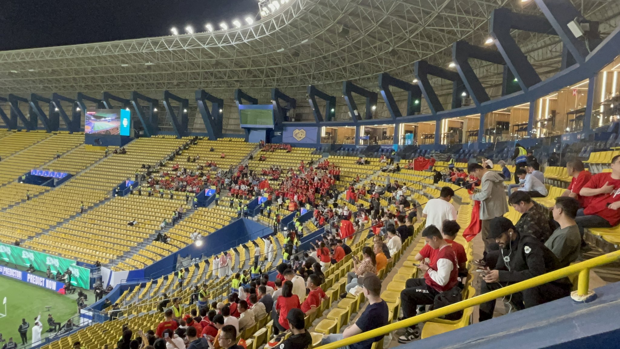 球票已售罄！中國球迷已經(jīng)入場，坐在球場上層沙特球迷區(qū)上方