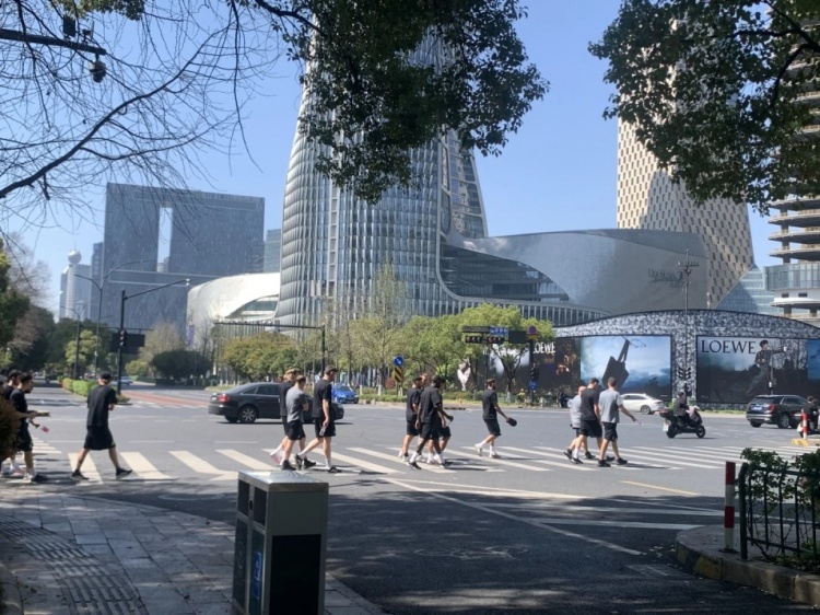 心態(tài)放松，有網(wǎng)友拍到澳大利亞隊早上在萬象城citywalk