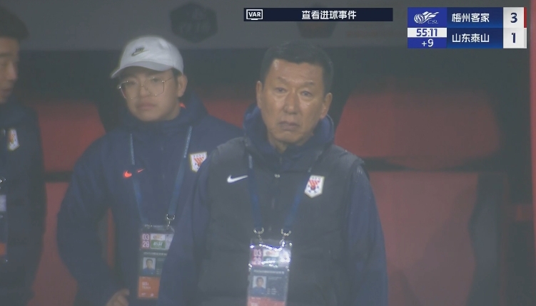 半場1-3落后遞補(bǔ)隊(duì)！場邊的崔康熙表情焦急